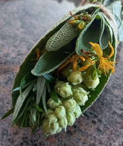 Frisches Räucherbündel aus Beifuß, Salbei, Königskerze und Johanniskraut