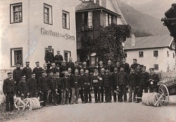 Mannschaftsfoto vor Gasthof Stern