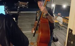 ...Anda "on stage" mit seinem "upright bass"