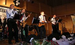 ...Line-Up der Band von links