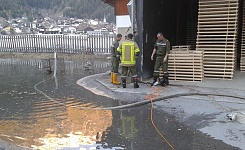 Hochwassereinsatz Glashaus Seeber u. Holzbau Ortner am 17. März 14