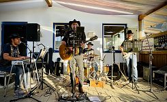 die Band von vorne links...schönes schattiges Platzl an diesem heißen Nachmittag...