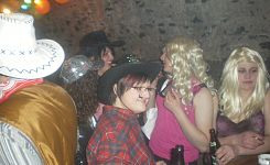 ...etwas Gedränge mit Blondinen an der Bar