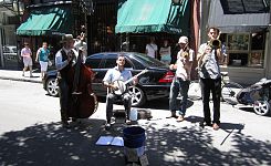 ...die "One-Minute-Jazz-Band" mitten in NO (Kontrabass, Tenorbanjo, Fiddle, Posaune und eine Hammerstimme)
