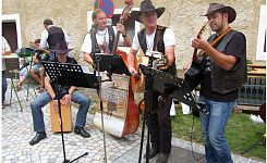 ...wir wollten ja immer schon einmal als Straßenmusikanten agieren