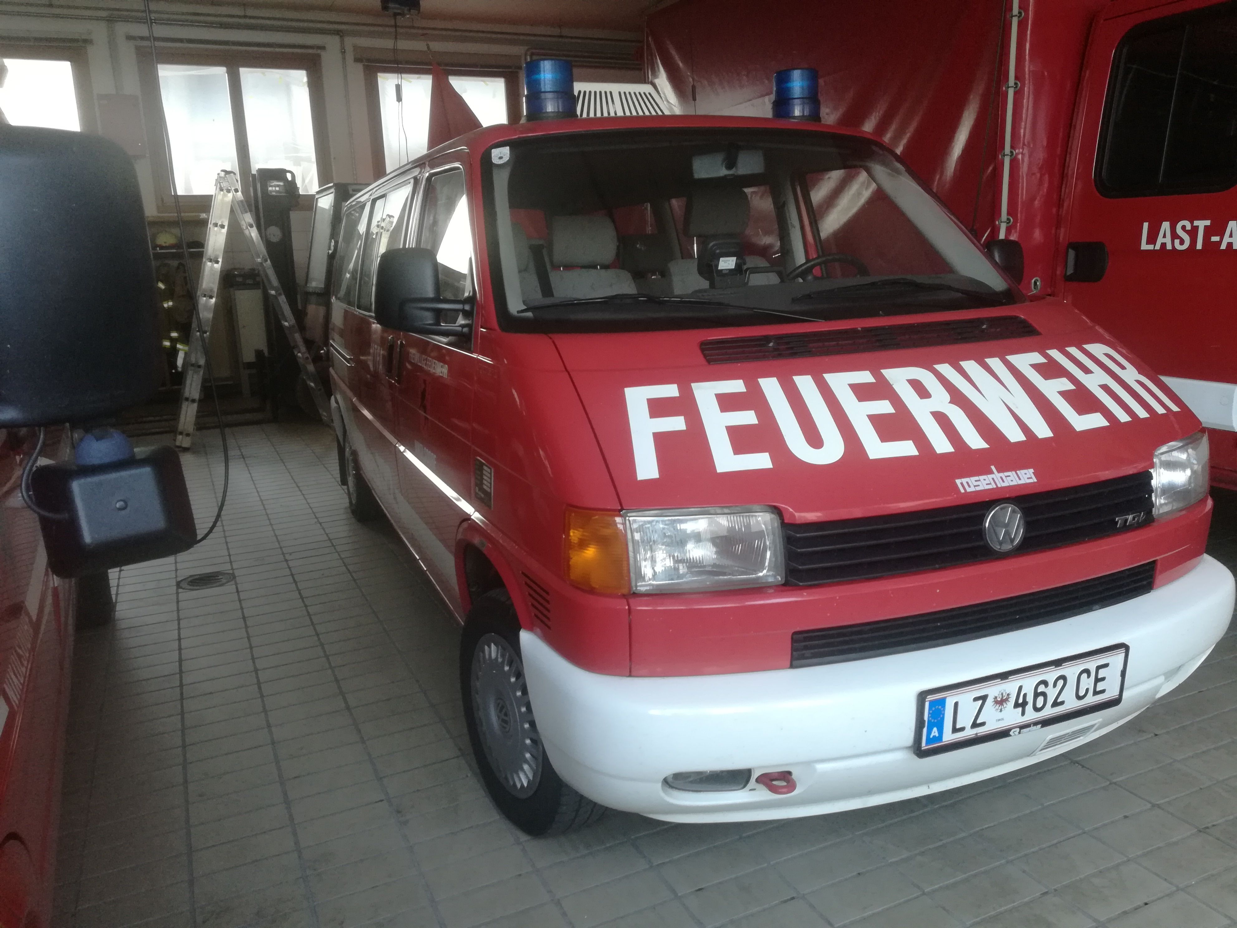 rotes Feuerwehrauto VW Synchro