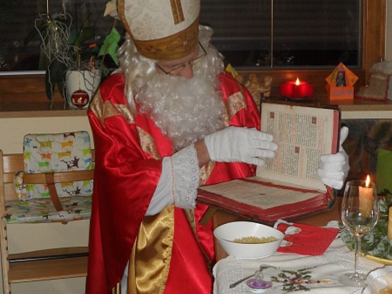 Nikolaus bei einem Hausbesuch in Nikolsdorf