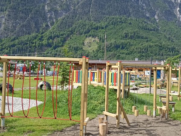 das Klettergerüst des Spieplatzes