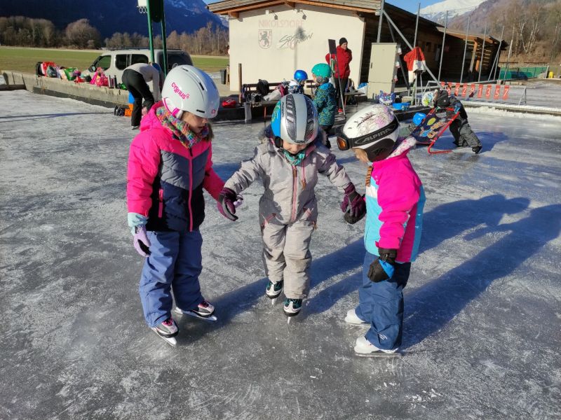 Kinder spielen am Eislaufplatz der Gemeinde Nikolsdorf