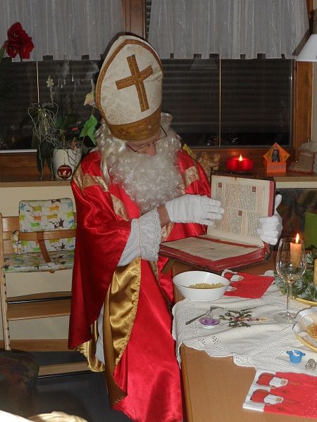 Nikolaus bei einem Hausbesuch in Nikolsdorf