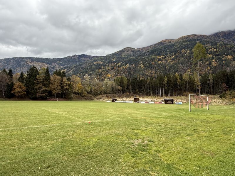 Der Sportplatz der Gemeinde Nikolsdorf mit seinem Fussballplatz