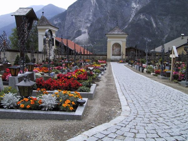 Der Friedhof der Gemeinde Nikolsdorf mit seinen zahlreichen schönen, würdigen und einheitlichen Grabstätten.