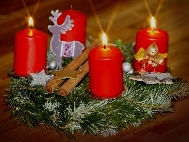 Adventkranz an dem 3 Kerzen brennen